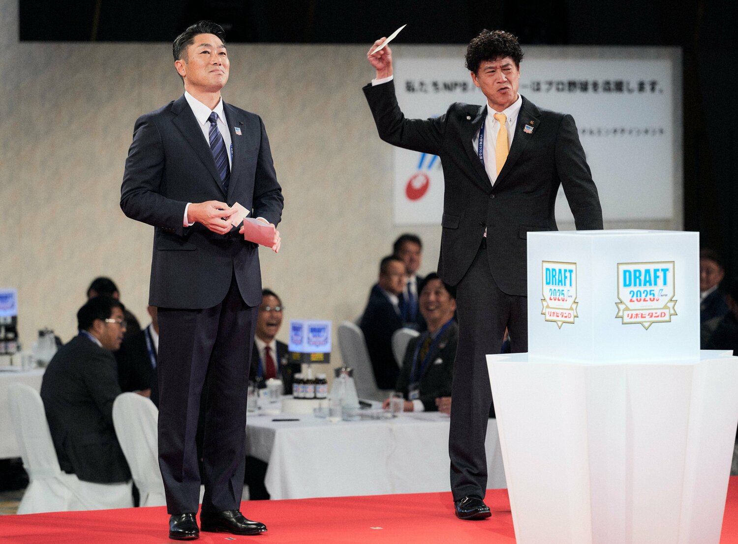 くじを引き当てガッツポーズするソフトバンク城島健司CBO（右）　©︎Yuki Suenaga