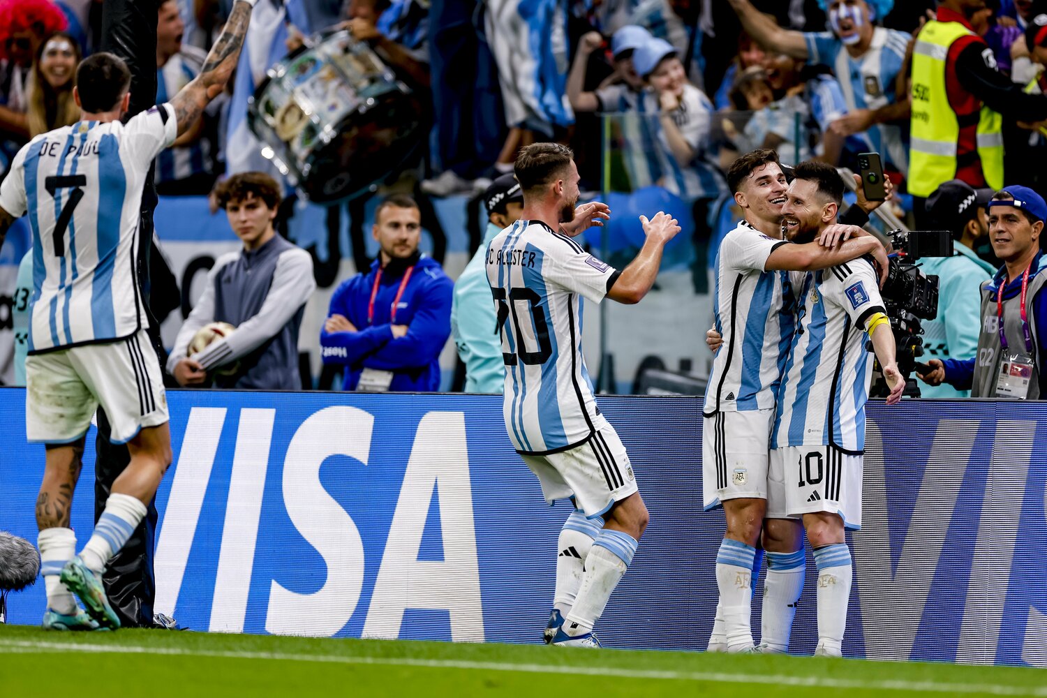 マクアリスターらがメッシを支えるスタイルはカタールW杯で大きく花開いた　©Kiichi Matsumoto/JMPA