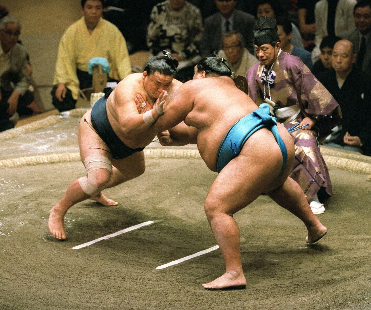 優勝決定戦。右膝のケガもかまわず、思いっ切り突っ込む貴乃花。武蔵丸は「いつもの力が出なかった」　©JIJI PRESS