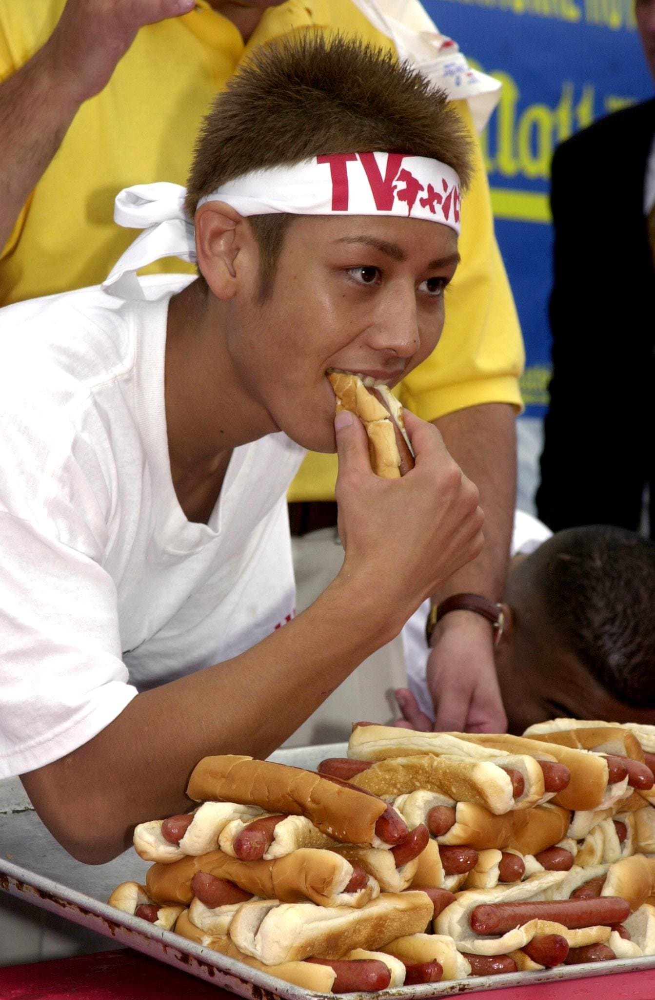 2001年、ネイサンズ国際ホットドッグ早食い選手権で50本を食べた小林　©AFLO