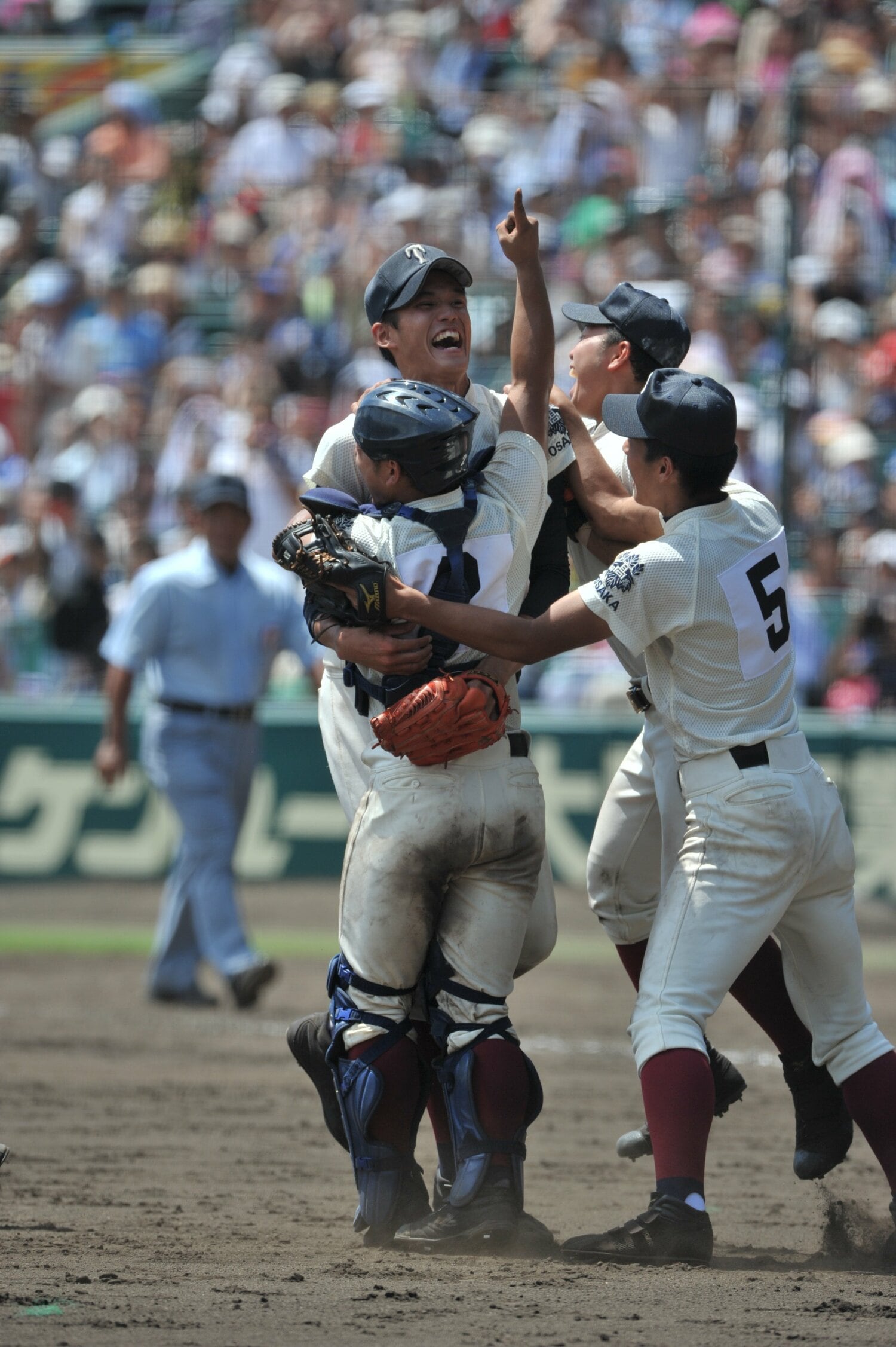 大阪桐蔭の春夏連覇で抱き合う藤浪と森　©Hideki Sugiyama