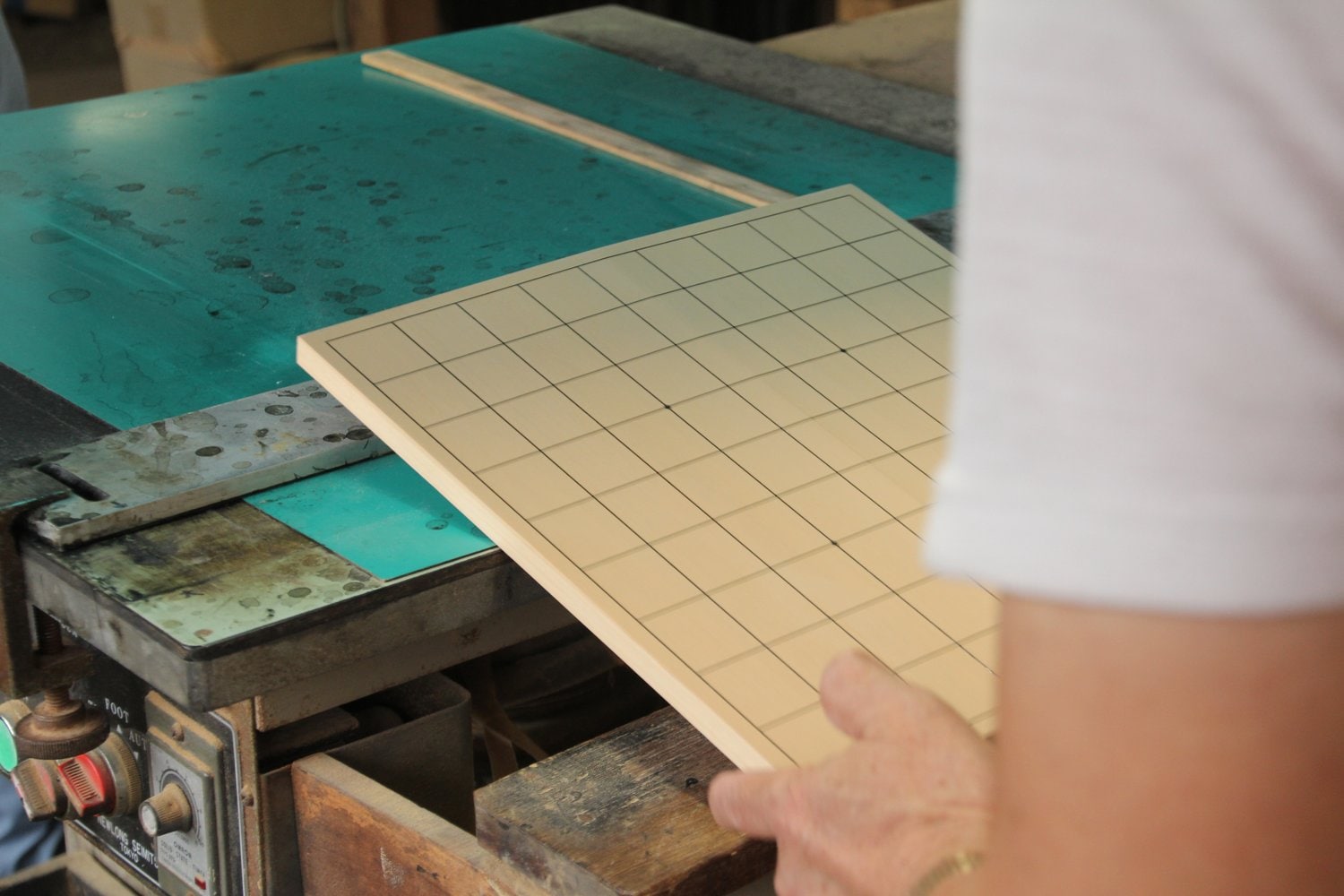 “将棋盤”という命を吹き込む　(C)Satoshi Shigeno