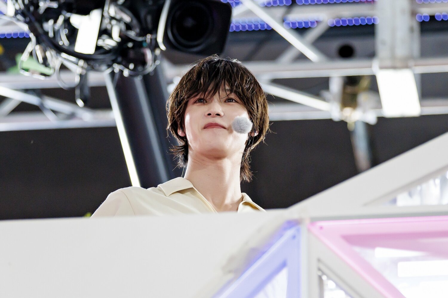 中継ブールから選手たちを見つめるK。TBSの紹介動画では自身の陸上キャリアを明かし、「中長距離が得意だった」「5000mは14分半くらい」「青春の全てを陸上に捧げた」などと語っている ©︎Kiichi Matsumoto