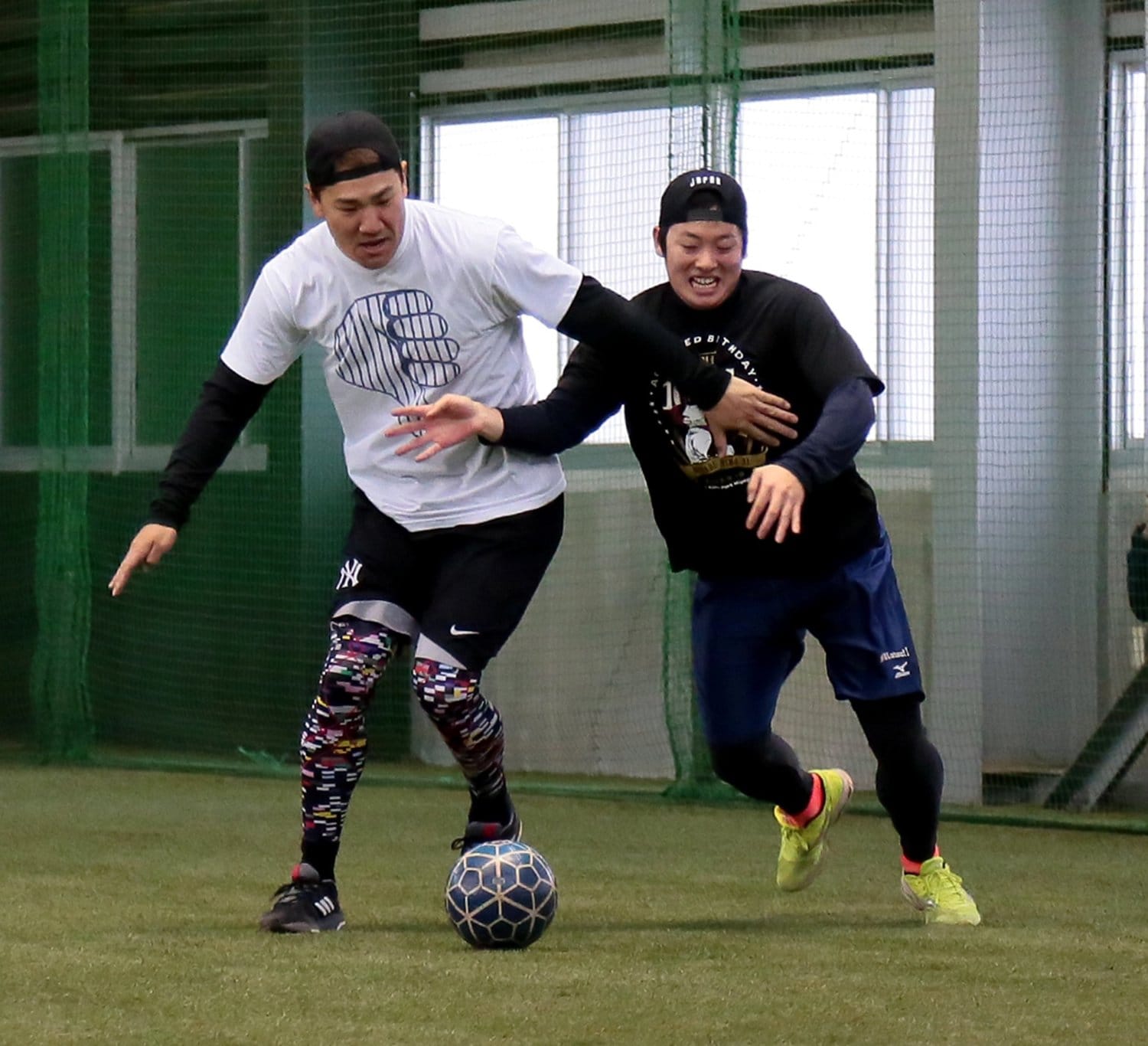 2018年の自主トレ。田中将大とサッカーボールを追う、松井裕樹 ©Sankei Shimbun