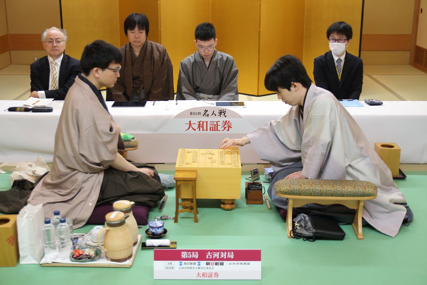 第5局目の指し直し局開始時（※写真をクリック、右にスワイプするとイラストなどがご覧になれます）　©日本将棋連盟