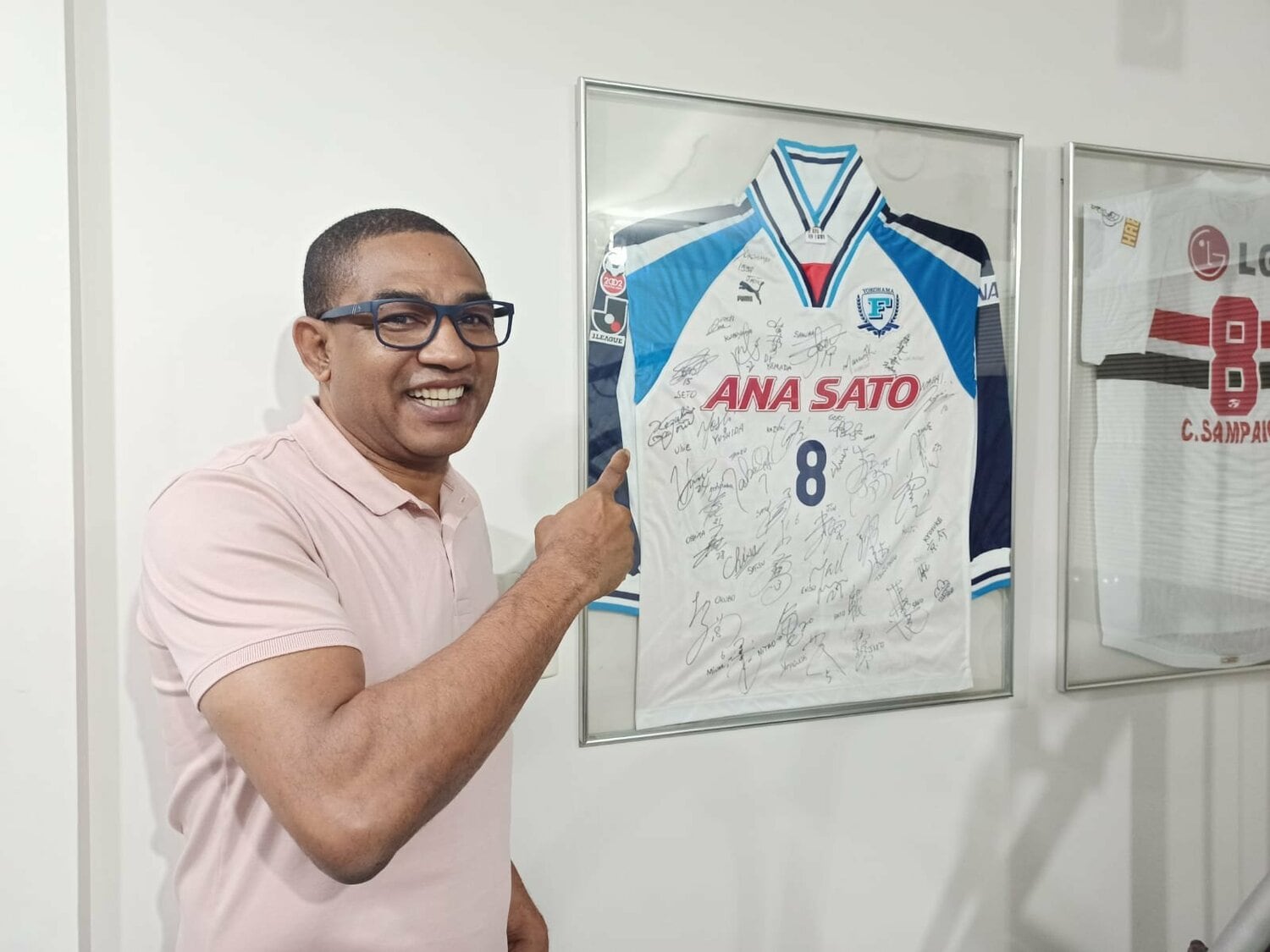 フリューゲルスのユニフォームを今も大事にしているサンパイオ　©Hiroaki Sawada