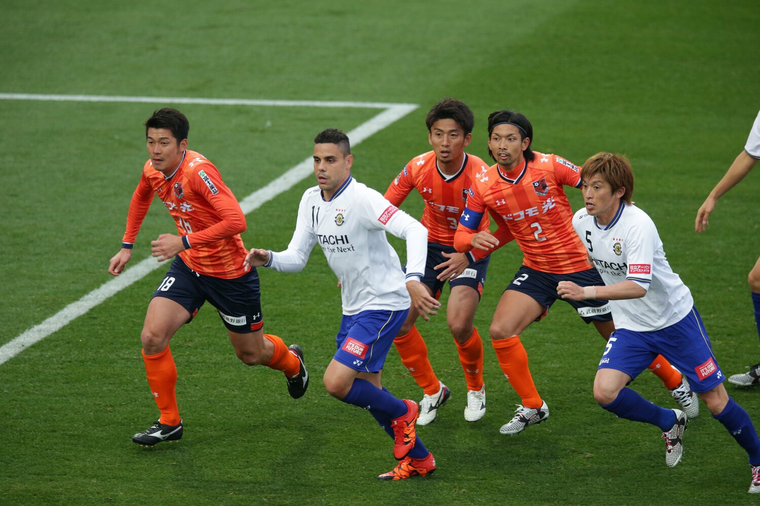 2016年、大宮時代の横山知伸（18番）と菊地光将　©︎J.LEAGUE