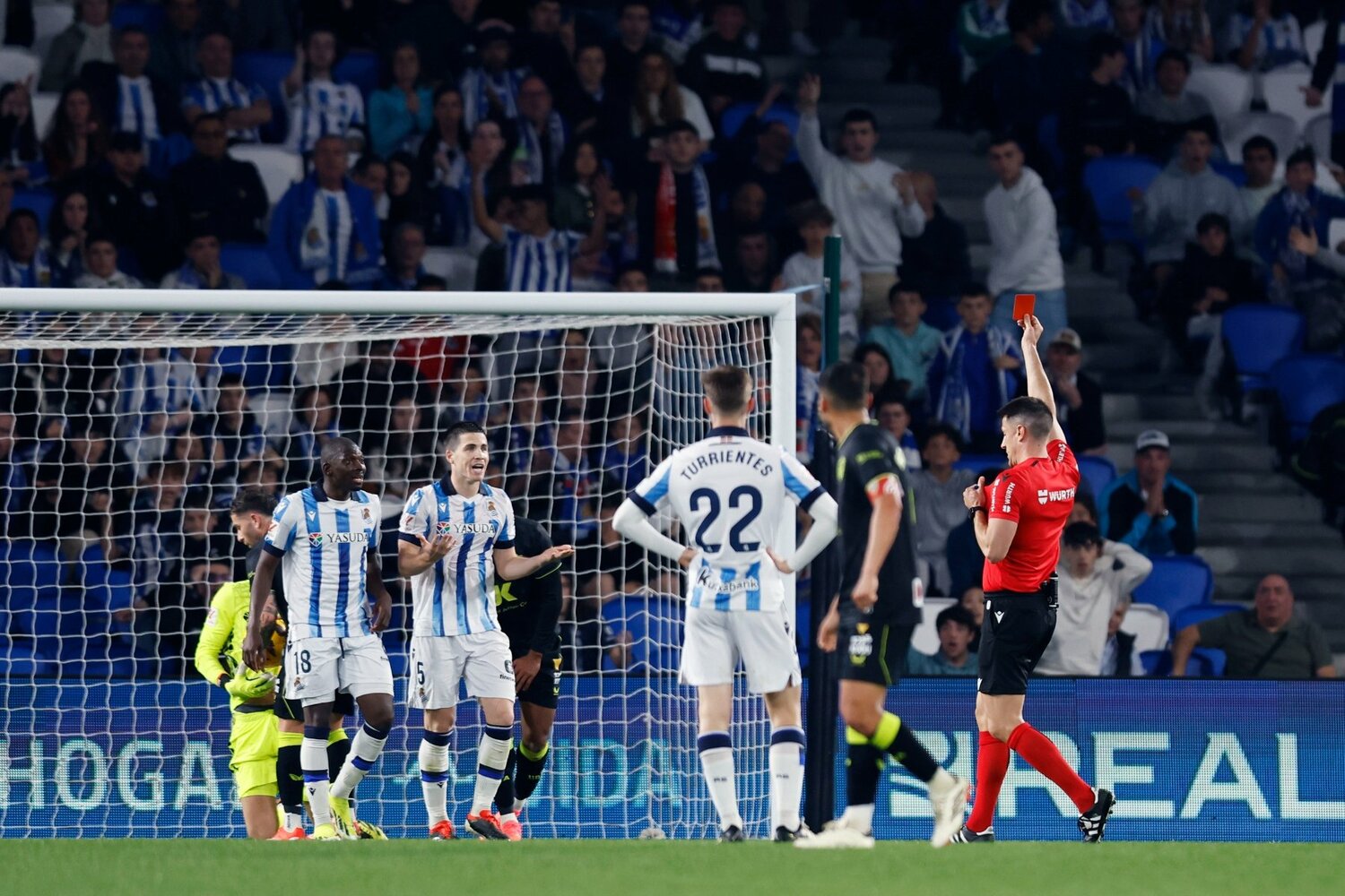 痛恨の終了間際のレッドカードとPK献上