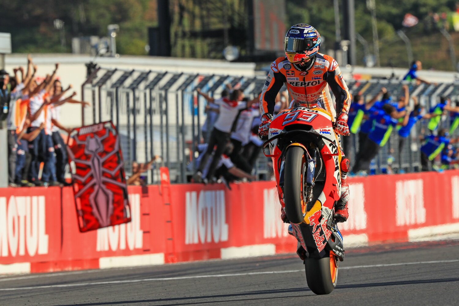 2018年の日本GPの勝利でタイトルを確定させ、ウイリーを披露したマルケス　©Satoshi Endo