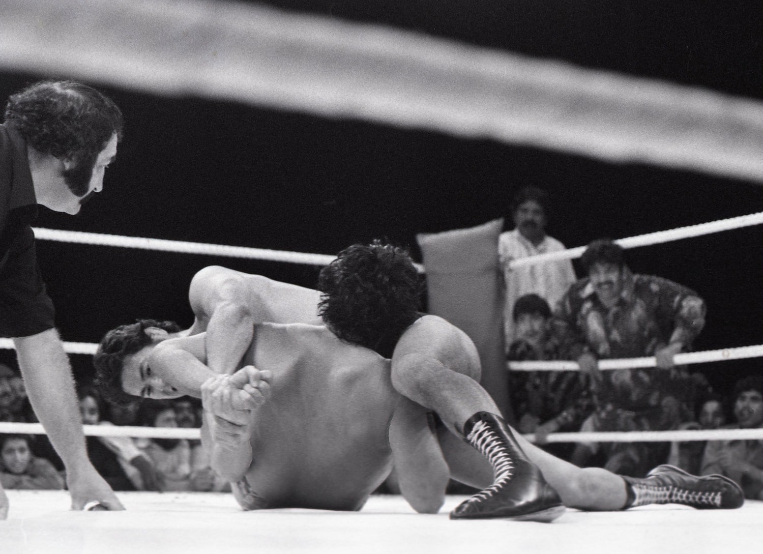 1976年12月12日、パキスタンの英雄・ペールワンの腕を逆方向に折る猪木　©東京スポーツ新聞社