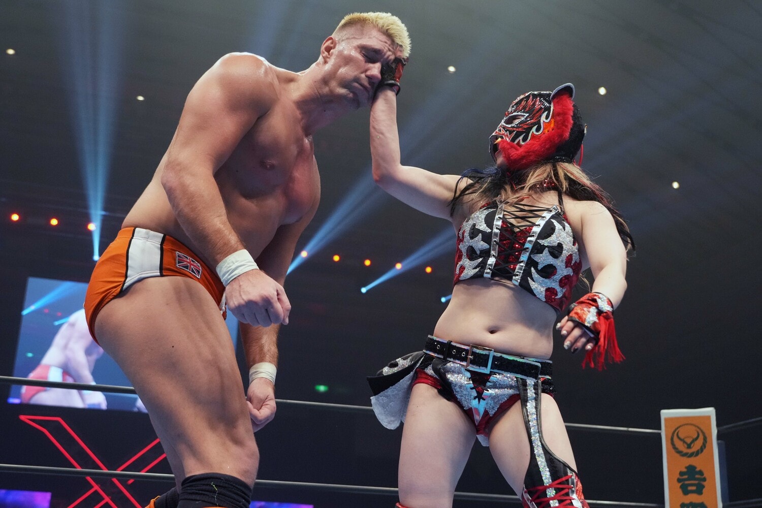 ザック・セイバーJr.の顔面を殴るスターライト・キッド　©Essei Hara