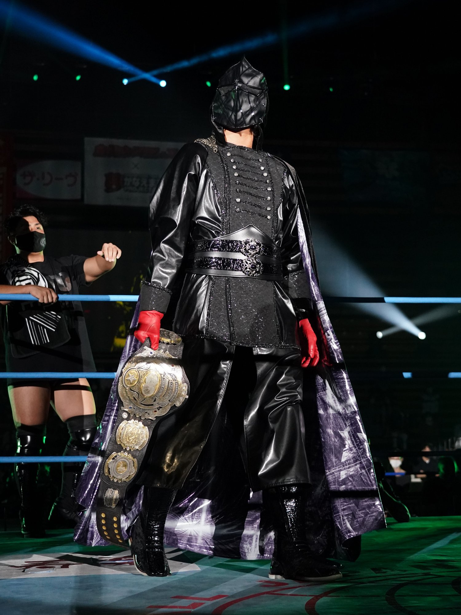 ジェイク・リーは三冠ベルトを引っさげ、おなじみの黒いコスチュームで入場