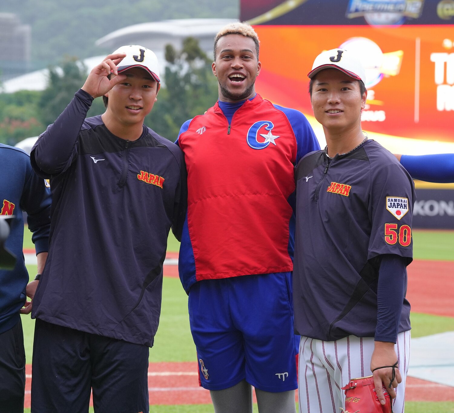 キューバ戦の試合前に記念撮影する（左から）高橋宏斗、ライデル・マルティネス、清水達也　©︎SANKEI SHIMBUN
