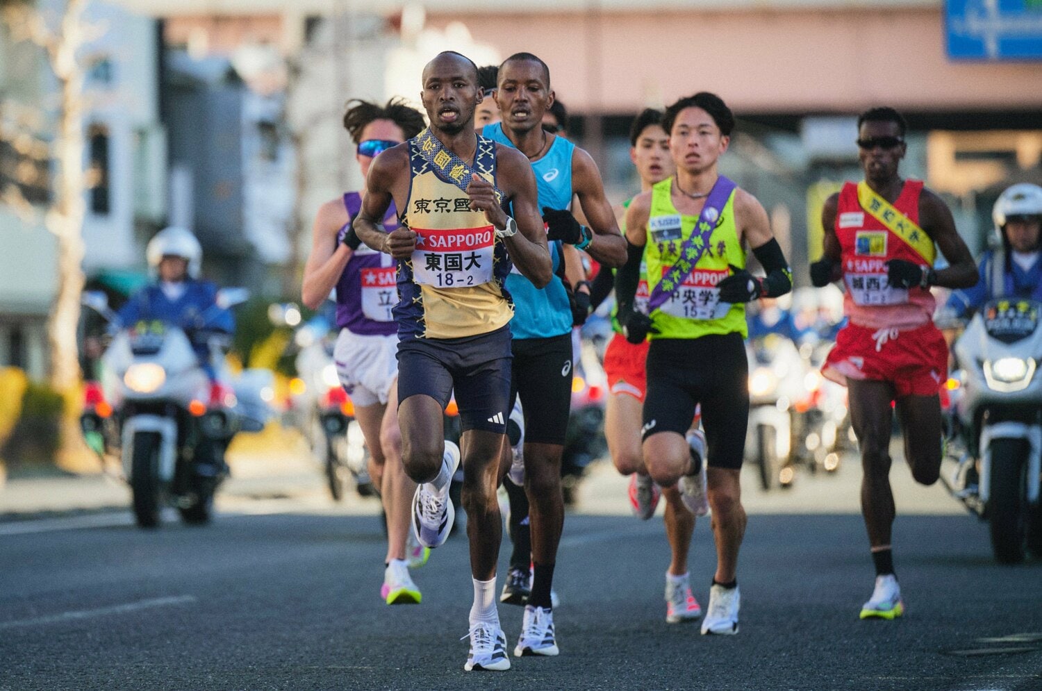 前回の箱根駅伝で2区を務め、区間1位の走りで実力を見せつけたリチャード・エティーリ（先頭）　©Yuki Suenaga