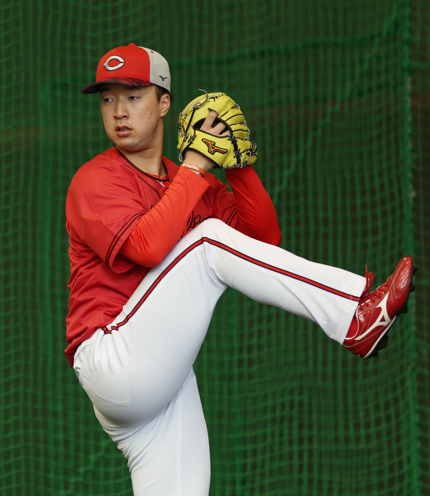 ブルペンで投げ込む佐藤。初年度での開幕ローテ入りが期待される ©JIJI PRESS