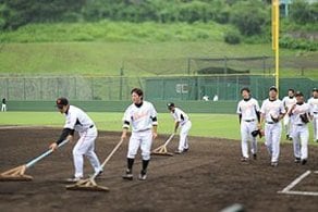 試合前に自らトンボを持ってグラウンドを整備する育成選手たち