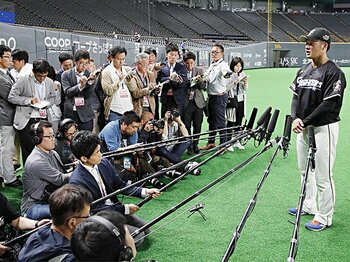 プロ野球広報のある1日。勝っても負けても、静かで平穏が最良の仕事。＜Number Web＞ photograph by Kyodo News