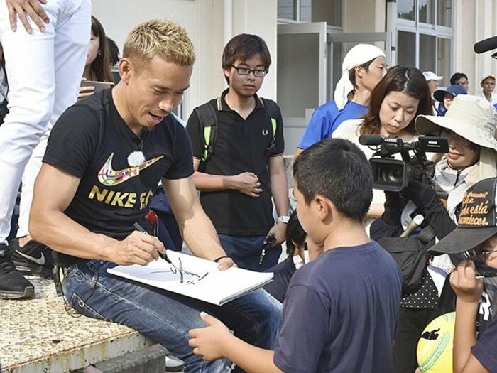 長友佑都、車内から叫んだ15歳の春。「絶対に革命を起こしてやる!」<Number Web> photograph by Kyodo News