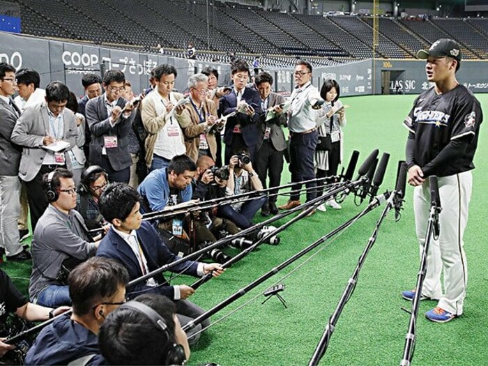 プロ野球広報のある1日。勝っても負けても、静かで平穏が最良の仕事。<Number Web> photograph by Kyodo News