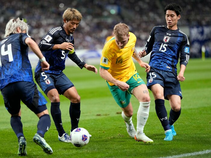 「鎌田大地との関係性」がカギ？ W杯日本代表に守田英正が選外だったワケ…2人の“共存”から“二者択一”への変質と「鎌田の重い役割」とは＜Number Web＞ photograph by AFLO
