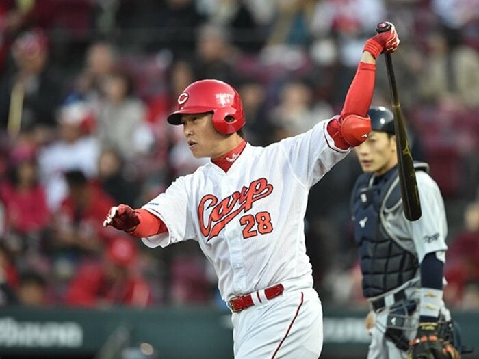 もうひとりの“帰ってきた男”、1年間広島を支えた新井貴浩の献身。＜Number Web＞ photograph by Hideki Sugiyama