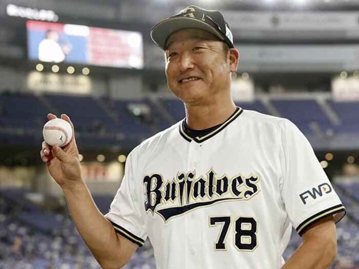 采配的中！ガッツポーズも笑顔も。新生オリックス中嶋監督代行の言葉。＜Number Web＞ photograph by Kyodo News