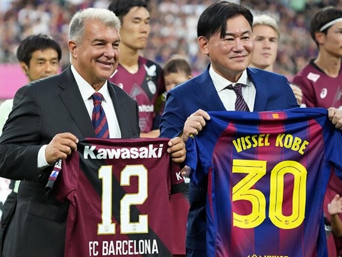 「日韓企業の未払い問題を知っていたはず」バルサ戦中止騒動ウラ事情…スペイン人記者が指摘「以前はイニエスタの会社で首尾よかったのに」＜Number Web＞ photograph by Koji Watanabe/Getty Images