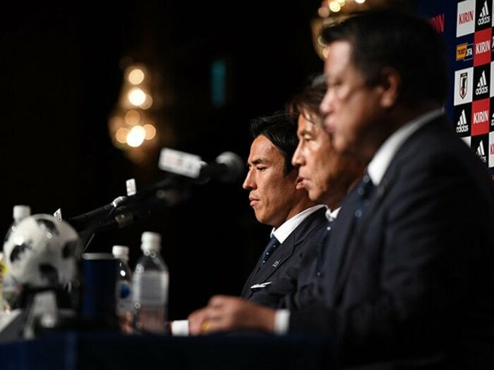 長谷部誠の心が整っていない頃秘話。「もう代表はいいです」と進路相談。＜Number Web＞ photograph by Getty Images