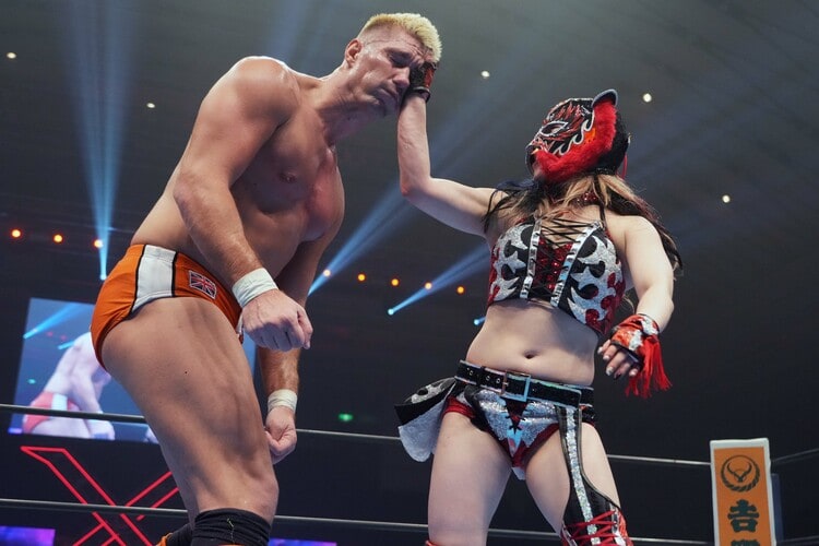 頬に穴をあけ、頭に針を打ち込み…過激な“プロレス男女マッチ”の結末は