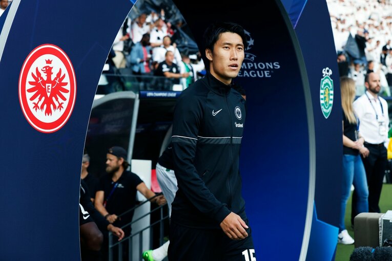 「“鎌田大地と守田英正が一緒に写った1枚”を狙いたいけど…」「長谷部誠はすでにコーチのように」CL日本人対決と“美しい夕焼け”撮影ウラ話(6)