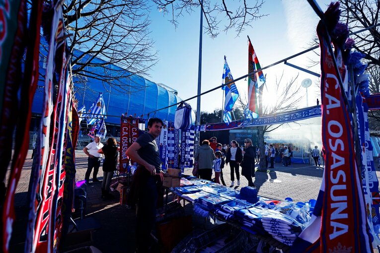 「TAKE 14」ユニ少年の期待に応えて…前髪イメチェン久保建英のW杯後ソシエダ初戦「ゴールへの気迫＋守備」を撮った〈写真多数〉(5)