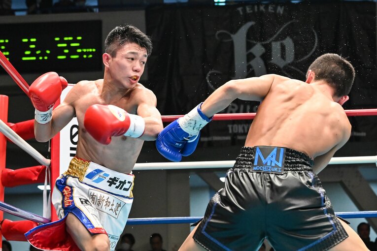 望月との日本フライ級王座決定戦　©Hiroaki Yamaguchi/AFLO