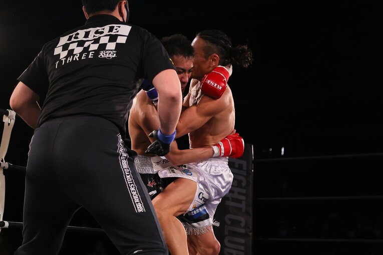 安彦の膝蹴りが決まる　©RISE