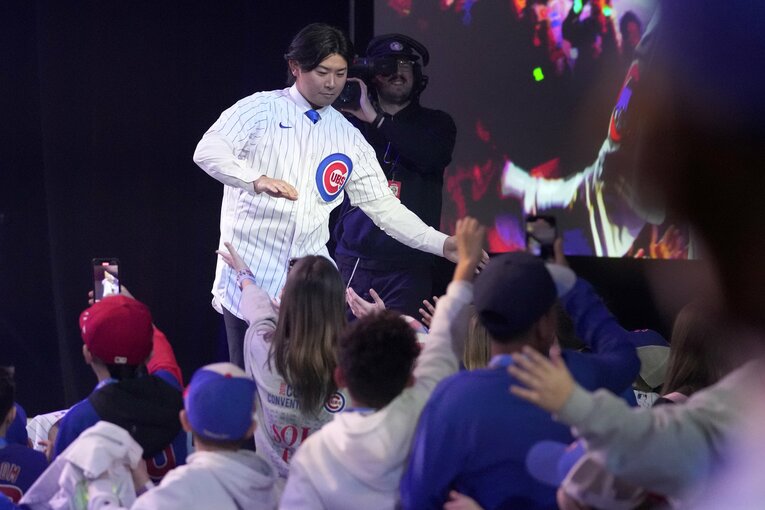 会見直後、ファンとのイベントに出席した今永　©AP/AFLO