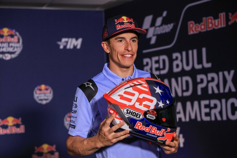 マルケスは得意のCOTAをスペシャルカラーリングのヘルメットで走った　©Satoshi Endo