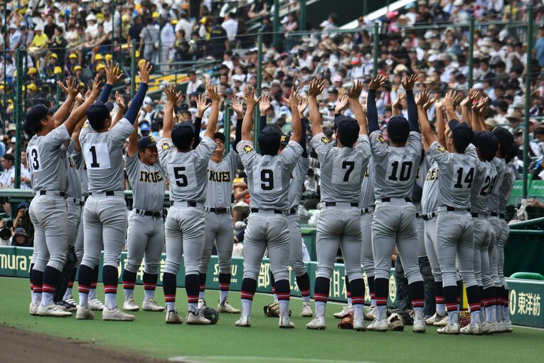 背番号「9」が斎藤。こうしてチームメイトたちと並ぶとその小柄さがよくわかる　©Hideki Sugiyama