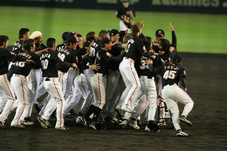 2005年の日本シリーズ。甲子園の第4戦で優勝を決めた千葉ロッテ　©BUNGEISHUNJU