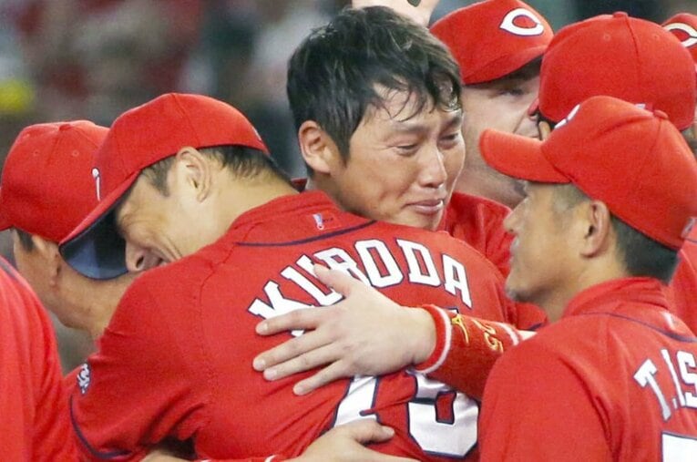 2016年9月10日、25年ぶりのセ・リーグ制覇を喜ぶ黒田と新井。「涙の抱擁」としてファンの記憶に刻まれたシーンだ ／ photograph by KYODO