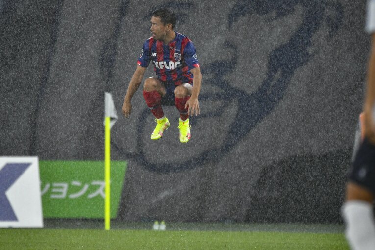 久々にFC東京に復帰した2021年の長友佑都　©Takuya Sugiyama