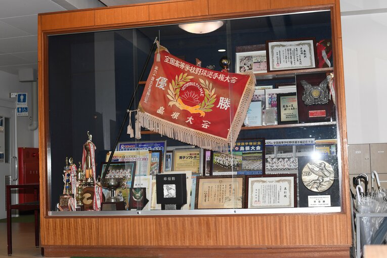 三刀屋高校の玄関には1978年夏の島根大会の優勝旗が展示されていた
