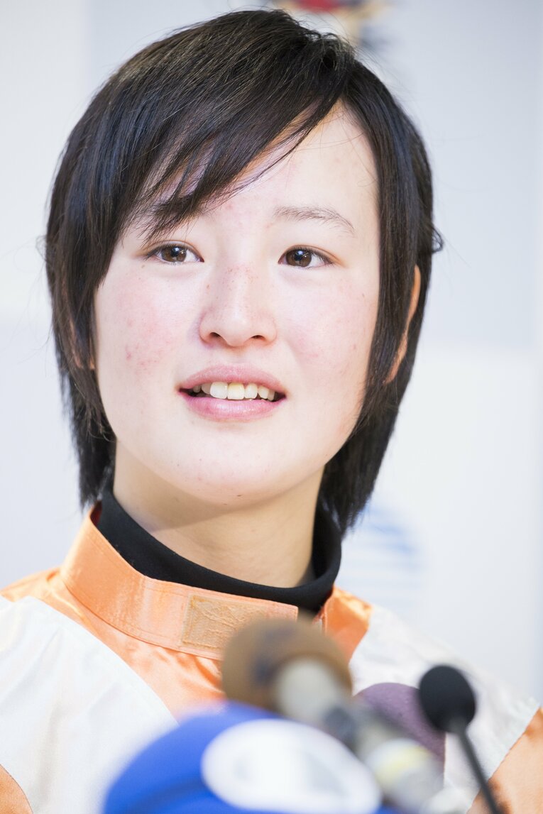 報道陣の取材に応じる藤田菜七子（当時18歳）©Shiro Miyake