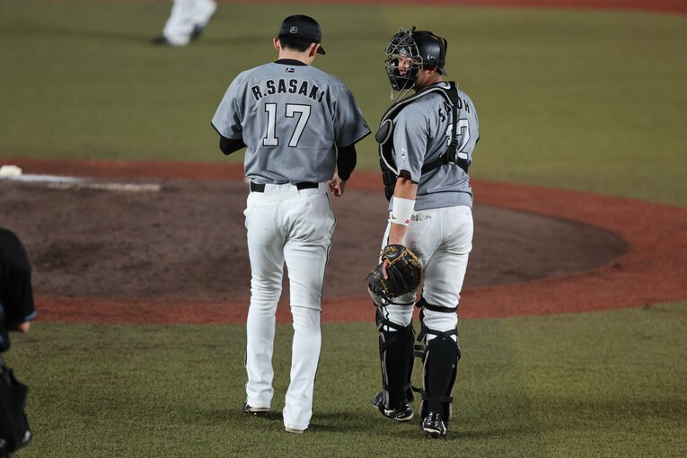 久しぶりにバッテリーを組んだ佐藤都志也と佐々木朗希　©︎Chiba Lotte Marines