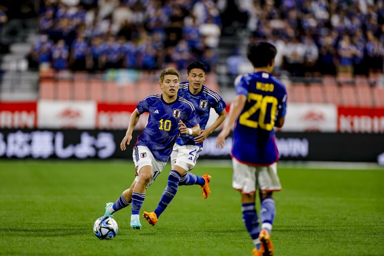 エルサルバトル戦で「右サイド」を担った菅原由勢と堂安律　©︎Kiichi Matsumoto