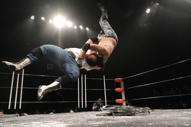 デスマッチファイター・ドリューは血がドクドク流れても試合を止めなかった 「ケガある、傷ある。でもやる。大好きだから」(49)