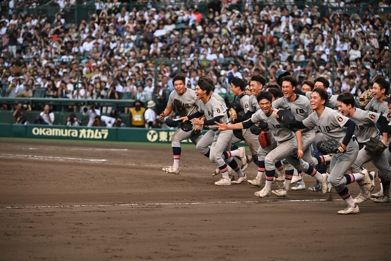 思い思いの髪型の慶応の選手たち　©Naoya Sanuki