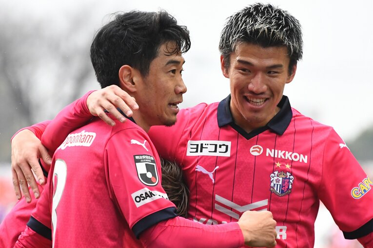 ゴールを決めた奥埜博亮を祝福する香川真司と加藤陸次樹