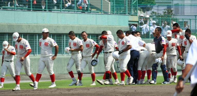 夏の地方大会で初戦敗退し、涙を流す智弁和歌山の選手たち。夏の甲子園には昨年まで5大会連続出場していた　©Asahi Shimbun