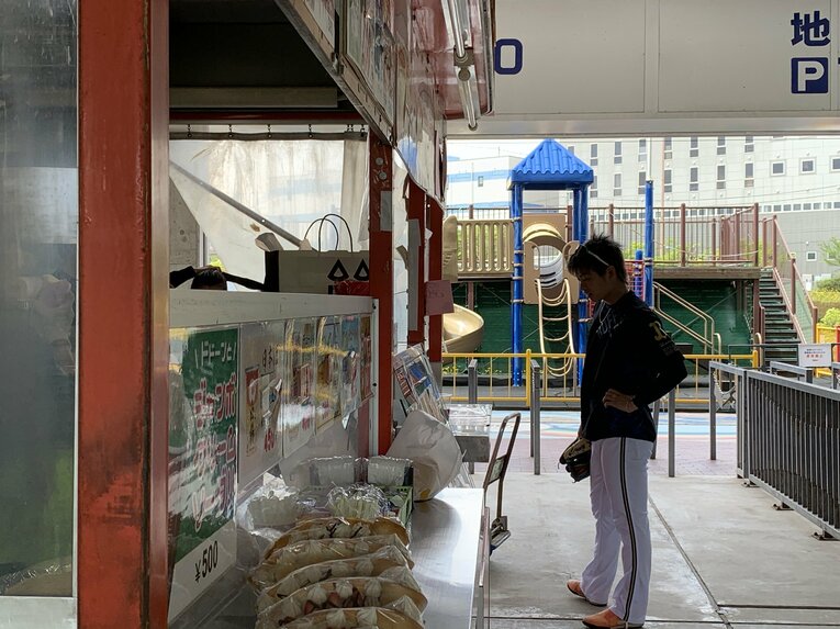 ほっともっと神戸の球場内にあるクレープ屋でメニューを見る山岡　©︎Noriko Yonemushi