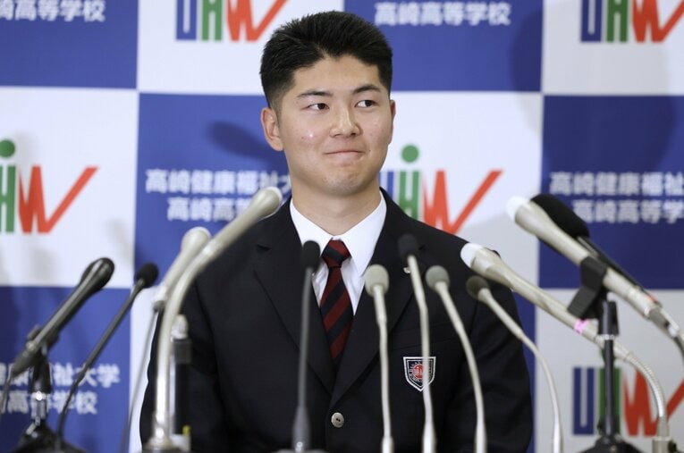 オリックスからドラフト3位指名を受け笑顔を見せる健大高崎の佐藤龍月。在学中にトミー・ジョン手術に踏み切る大きな決断をしていた　©JIJI PRESS