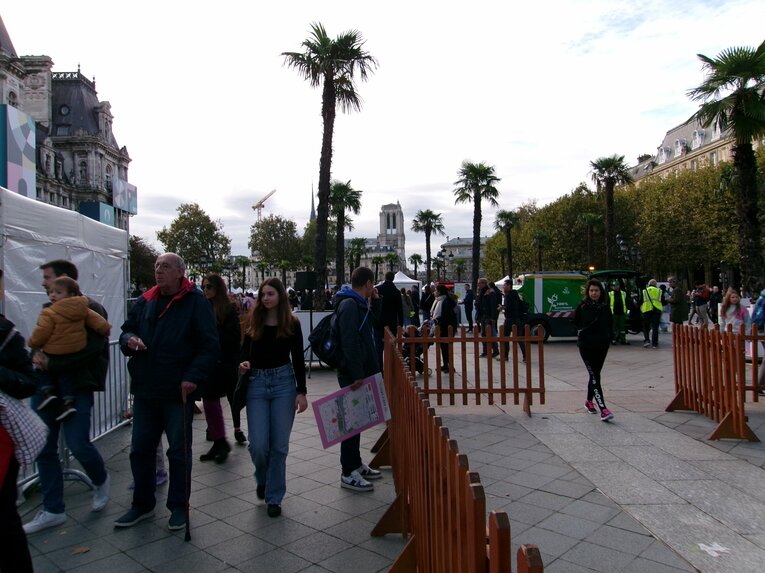 10月、パリ市役所前の五輪グッズ在庫一掃セール　©Yuji Hirooka